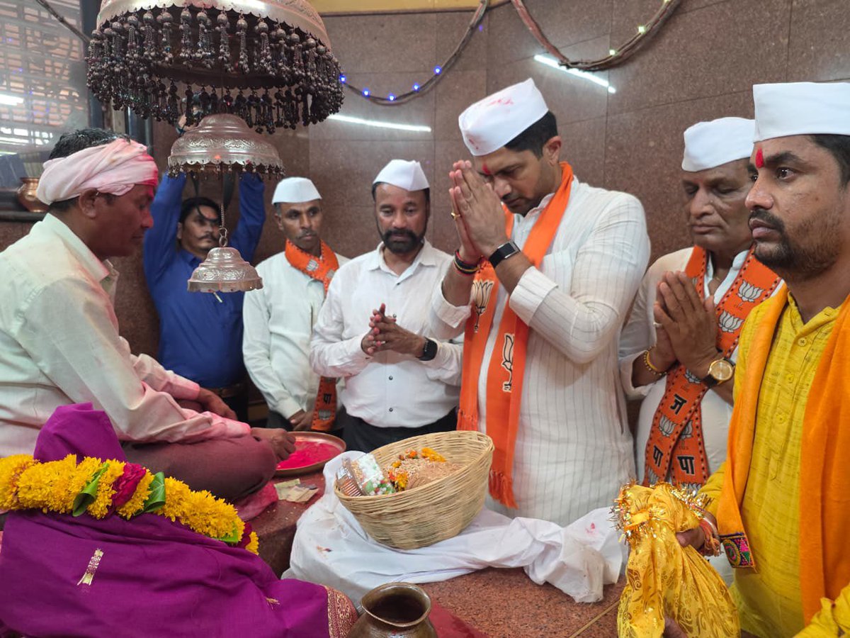 DrPrashantkorat's tweet photo. આદિવાસી સમાજના આસ્થાના કેન્દ્ર અને પાવનધામ દેવમોગરા ખાતે આદરણીય પ્રધાનમંત્રી શ્રી નરેન્દ્રભાઈ મોદી સાહેબને ભારતના સૌથી લાંબા સમય “૪૩૯૯” દિવસ સુધી સેવા આપનાર પ્રથમ પ્રધાનમંત્રી બનવા નિમિત્તે આદિવાસી સમાજના કુળદેવી શ્રી યાહામોગી માતાજીની ભવ્ય મહાઆરતીમાં સહભાગી બનવાનો શુભ અવસર પ્રાપ્ત થયો. 

માતાજીના ચરણોમાં વંદન કરી દેશના કાર્યશીલ વડાપ્રધાન શ્રી નરેન્દ્રભાઈ મોદી સાહેબના દીર્ઘાયુ માટે તેમજ સમગ્ર ગુજરાત અને દેશની જનતાની સુખાકારી, સમૃદ્ધિ અને પ્રગતિ માટે પ્રાર્થના કરી.
