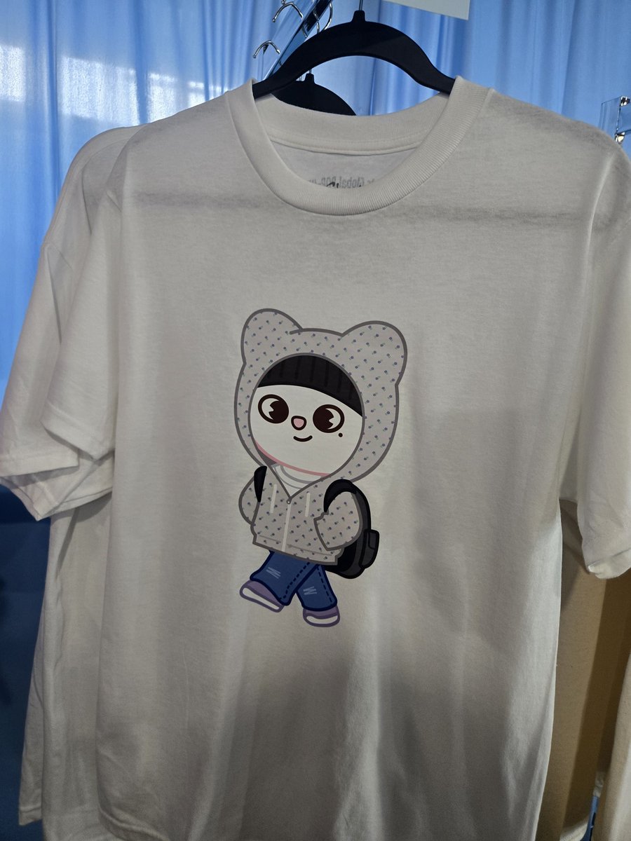 felixsunshine98's tweet photo. they also have display samples of all the merch so you can see what they look like and sizes! they did not allow people to try on the clothes, but you can at least see the different sizes. they also had samples of the burger merch which is only available online https://t.co/Dqd8wzaOTh