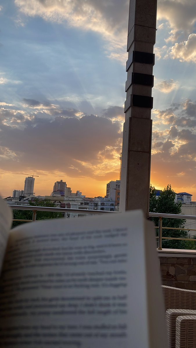 luvpedri's tweet photo. Theyre fucking but the sky is more interesting https://t.co/MtnkisT8i2
