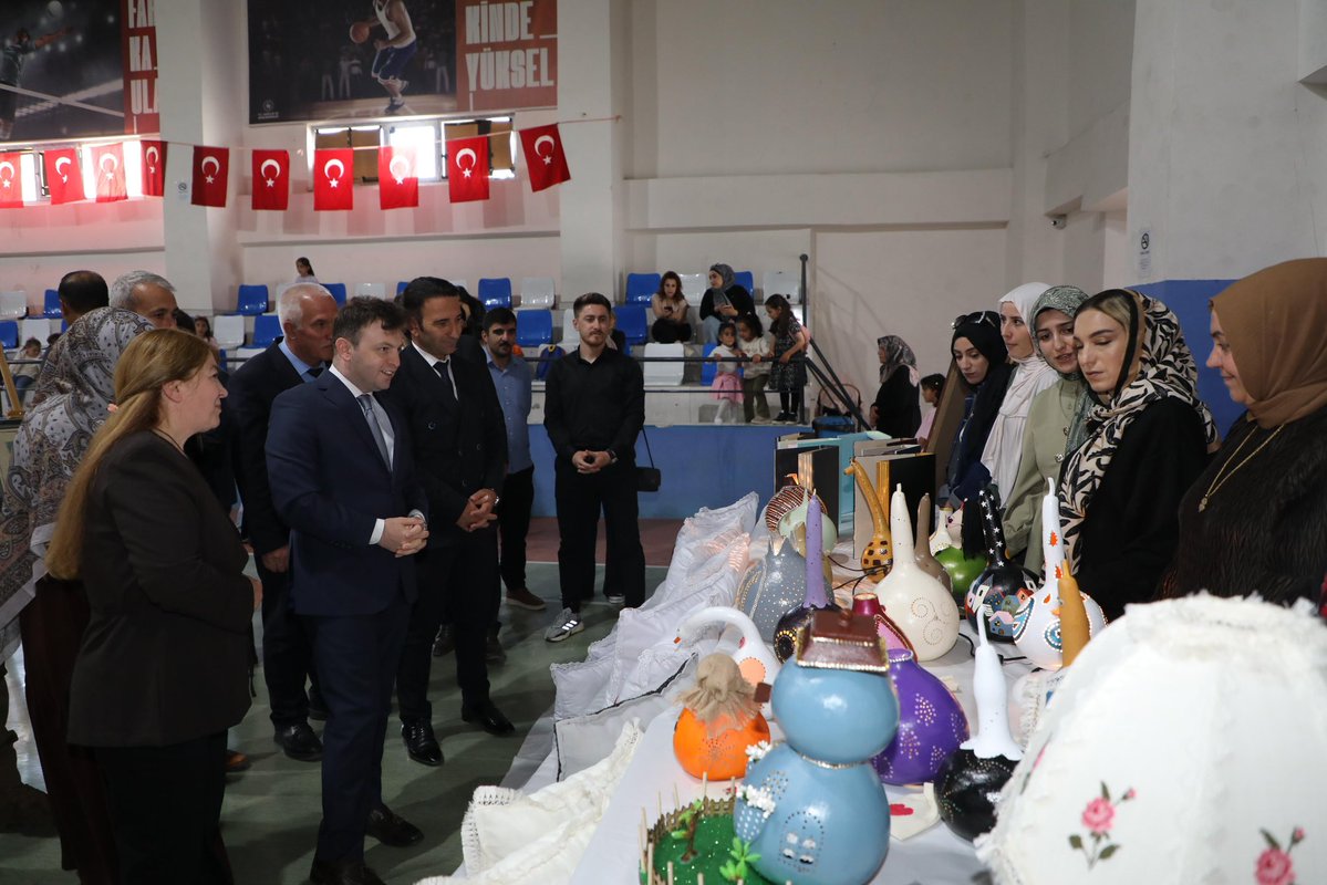 BaskaleG's tweet photo. Hayat boyu öğrenme anlayışının toplumun her kesiminde yaygınlaşmasına katkı sunan kursların düzenlenmesinde emeği geçen yönetici, öğretici ve kursiyerlerimize teşekkür ediyor, başarılarının devamını diliyoruz. https://t.co/ikhm9Y7ScX