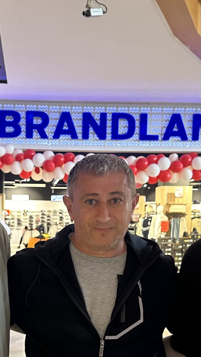 Marco6121's tweet photo. Türkiye kupası şampiyonluğu sonrası meydanda ki kutlamalar da dikkat çeken abimiz en sevdiklerini kaybettiği için hayata sadece Trabzonsporla tutunup,sadece Trabzonsporla ağlıyormuş. Allah seni her zaman mutlu etsin. İyi ki Trabzonsporlusun. https://t.co/KIjzv1c2ss