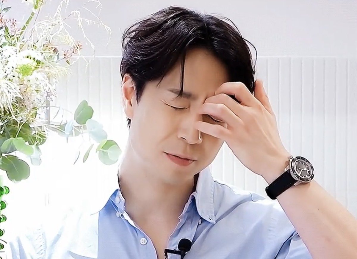 qbn070806's tweet photo. 숁 : … 그니까 새 명함까지 전부 파쇄해 버리셨다는 거죠
킴 : 아니 그니까… 누가 새 명함통이랑 파쇄시킬 명함통을 그렇게 가까이…
숁 : … 아니에요 괜찮아요 (계약서 아닌 게 어디야

팀 이름 바뀌면서 헌 명함 파쇄시키랬더니 그 옆에 둔 새 명함까지 함께 파쇄 시키기Vv^^vV https://t.co/cypXU0mC6H