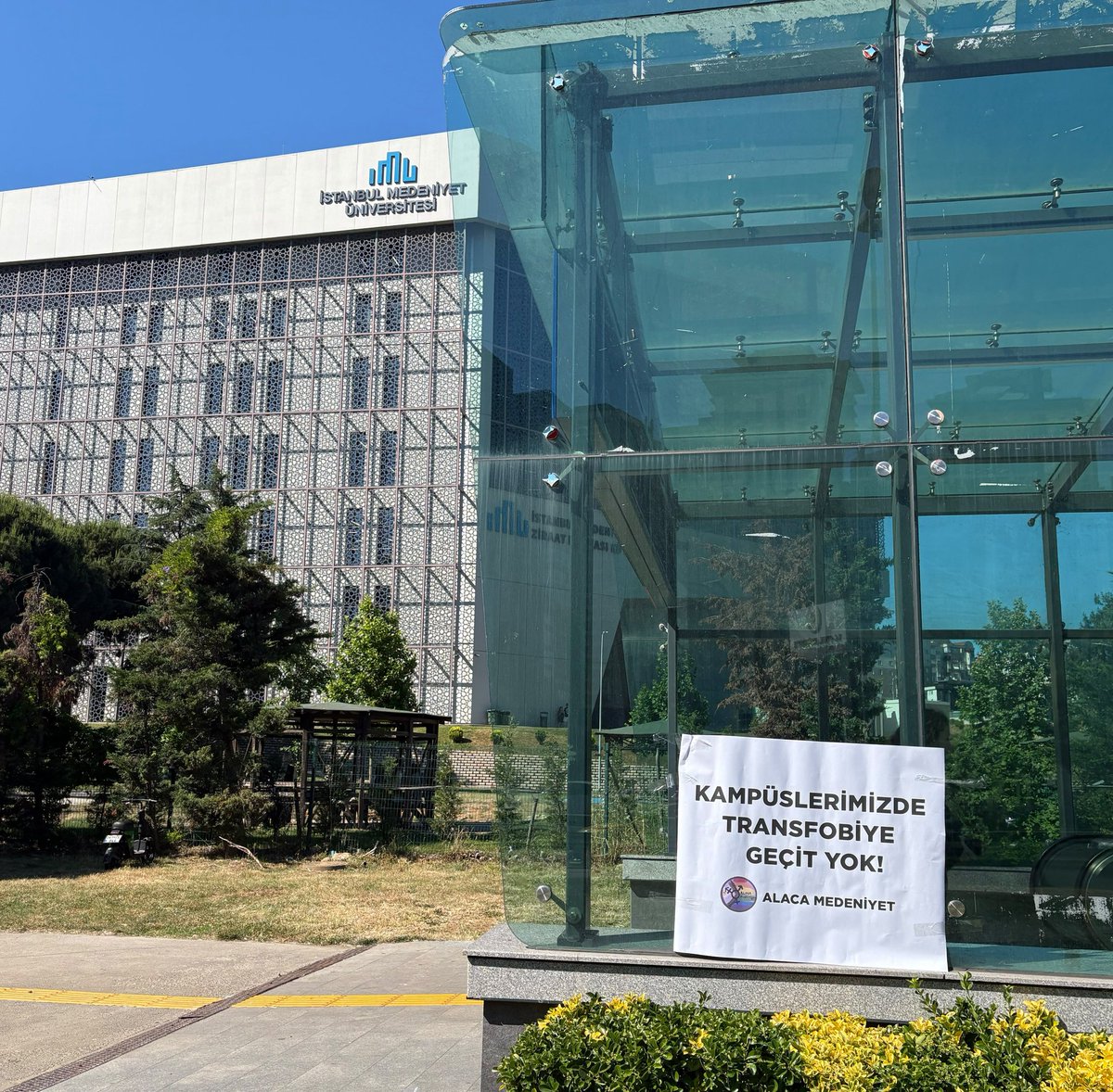imualacali's tweet photo. 🏳️‍⚧️Kampüslerimizde transfobiye geçit yok!

Kampüslerimizin bizim için güvenli alanlar olmaları gerekirken kayyum rektörlük nefret yayan etkinlikleri üniversitemizde barındırmaya devam ediyor!

Nefrete inat yaşasın hayat!🏳️‍🌈 https://t.co/Lv1b36INox