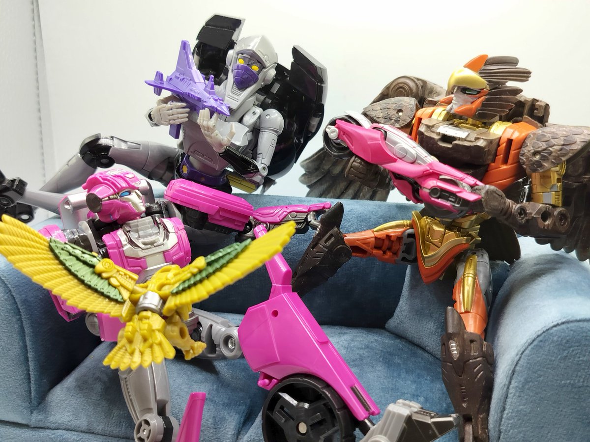 ZelleZeion's tweet photo. Girls and their toys #Transformers https://t.co/PWOlPCOa7j