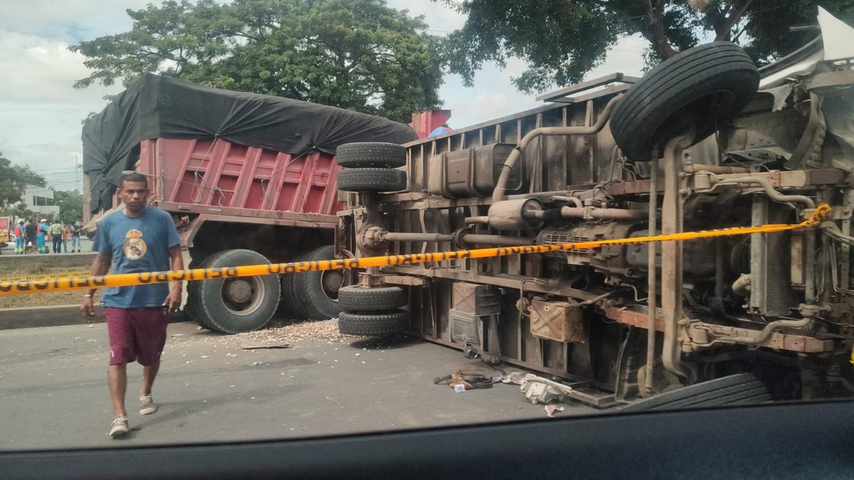 hermaph_bote's tweet photo. #Siniestros 📽  Otro accidente esta mañana en la provincia del #Guayas. Ahora en el KM. 19 de la vía a la #Costa, 3 camiones involucrados, presuntamente 1 persona atrapada. Mucho tráfico en la zona. https://t.co/nafXbzuB7s