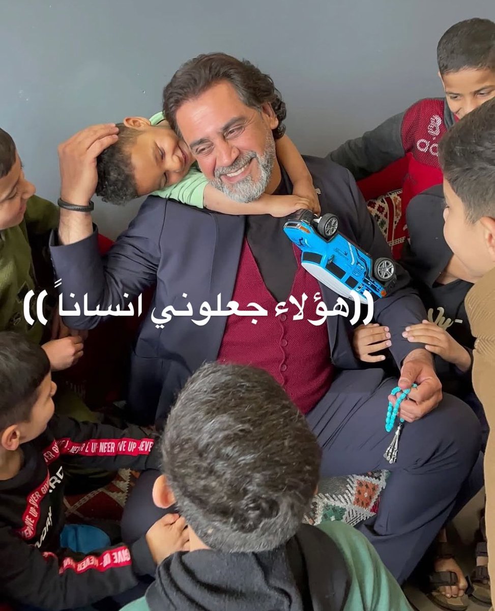 Uvarovite__'s tweet photo. @Eyaaaad ذكرني هذا الطفل بشخص عراقي نبيل اسمه هشام الذهبي انشأ ملجأ  في بغداد ينقذ الاطفال من الشوارع. بدأ من بيت للايجار على ��سابه في اوقات صعبة وانتهى باكثر من مركز  يوفر لهم حياة كريمة من الطفولة الى الزواج ..جميعهم ينادوله بابا  و بعدين انتقل حتى لكبار السن . قصة ملهمة جدًا وانسانية https://t.co/MufBB8OLA6