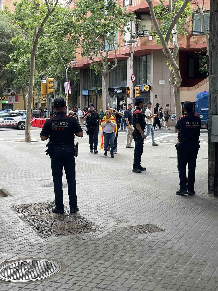 peremarticolom's tweet photo. Els assistents que porten estelada a l’acte del @Pontifex són aturats pels @mossos. Els que porten bandera espanyola no. Quin criteri segueix la consellera @nuriaparlon? https://t.co/UaUW1QRgUr