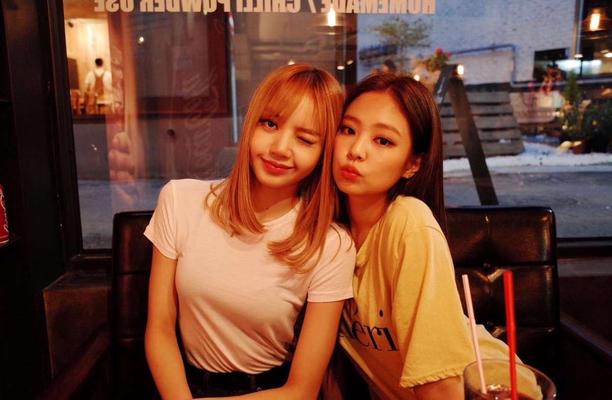 jnlszip's tweet photo. 170611 jennie ch+ post with lisa https://t.co/MVNwDVSEnA