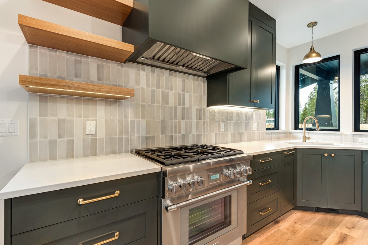 BriansCabinets's tweet photo. Under cabinet lighting is a true design game-changer. π‘ It provides essential lighting for food prep while adding a warm, luxurious glow that instantly elevates your entire kitchen. Small detail, big impact. β¨
#kitchendesign #LightingDesign #custommade #customcabinets https://t.co/D9QlQrCdkQ