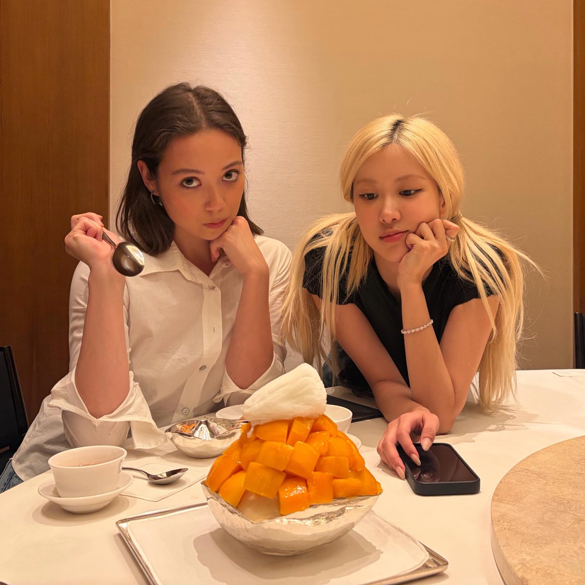 eleven_digits's tweet photo. Laufey IG Update w/ ROSÉ ✨
seoul searching 🧡 https://t.co/xcPSgZAKbH