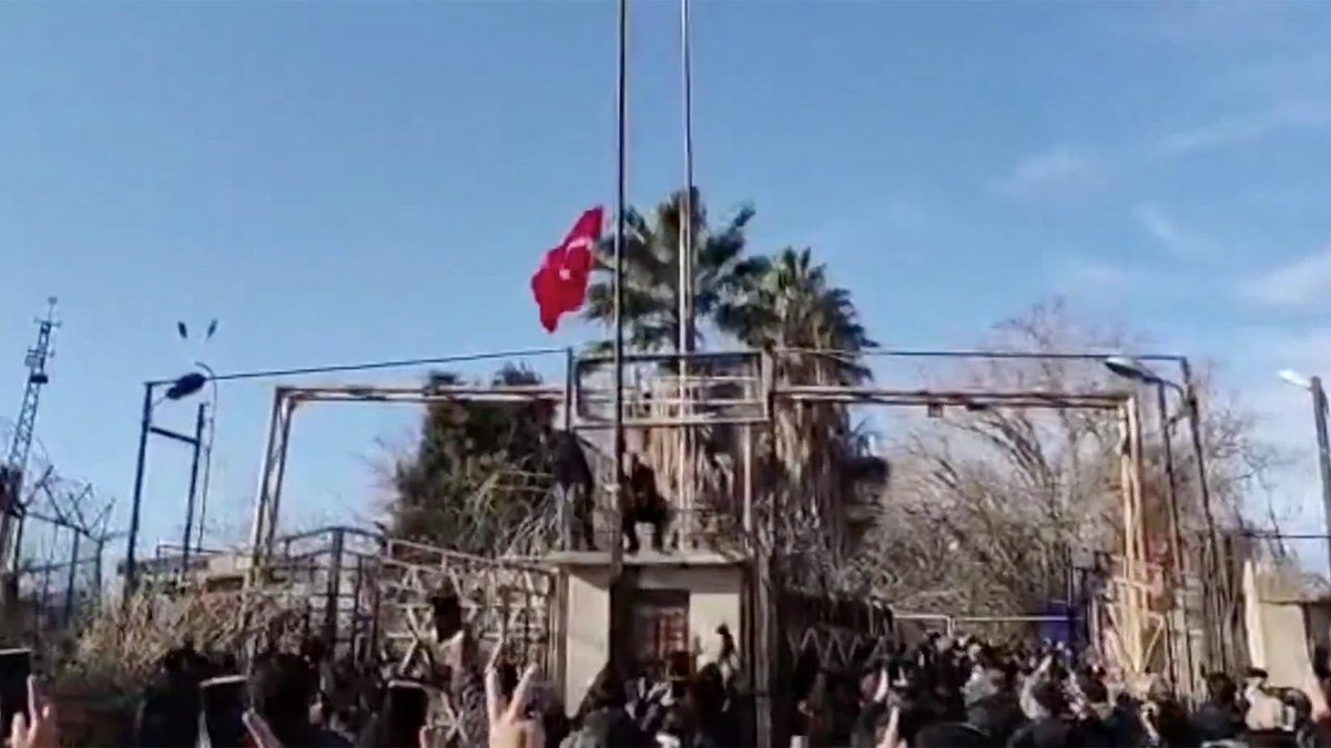 TTAgrup's tweet photo. 5 Ay önce Nusaybin’de Türk bayrağını indirip yerlerde sürükleyen soysuz tahliye edildi.

Türk bayrağını indirmenin cezası 5 ay mı?

YAZIK! https://t.co/pSXWyQf33L