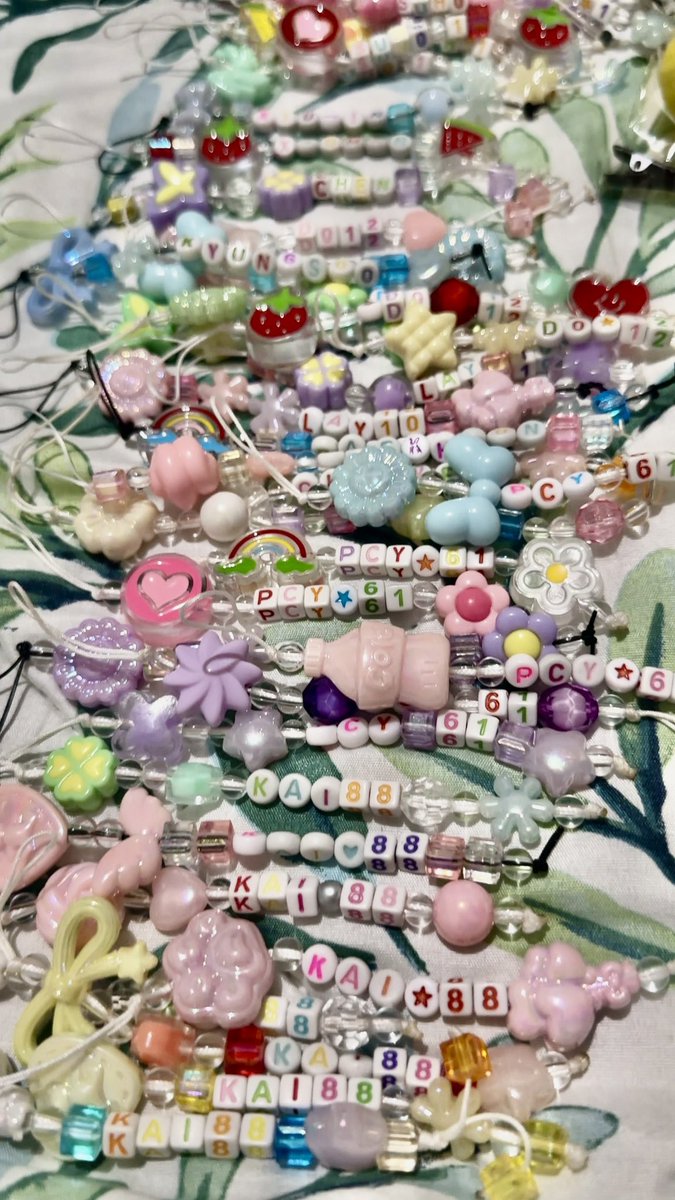 lloouisebee's tweet photo. EXO Planet #6  #EXhOrizoninMANILA
fan support by @lloouisebee 🙈
💖 available for D1 &amp; D2
💖Retweet + Like
💖limited quantity 1:1
💖Time&amp;location : will tweet on D-day
💖open for trades 

⭐️stickers, charm, sisiw clip and … ?😘🙈

see you! 😘

#EXhOrizon_in_Manila#EXO https://t.co/9akusoj9rZ