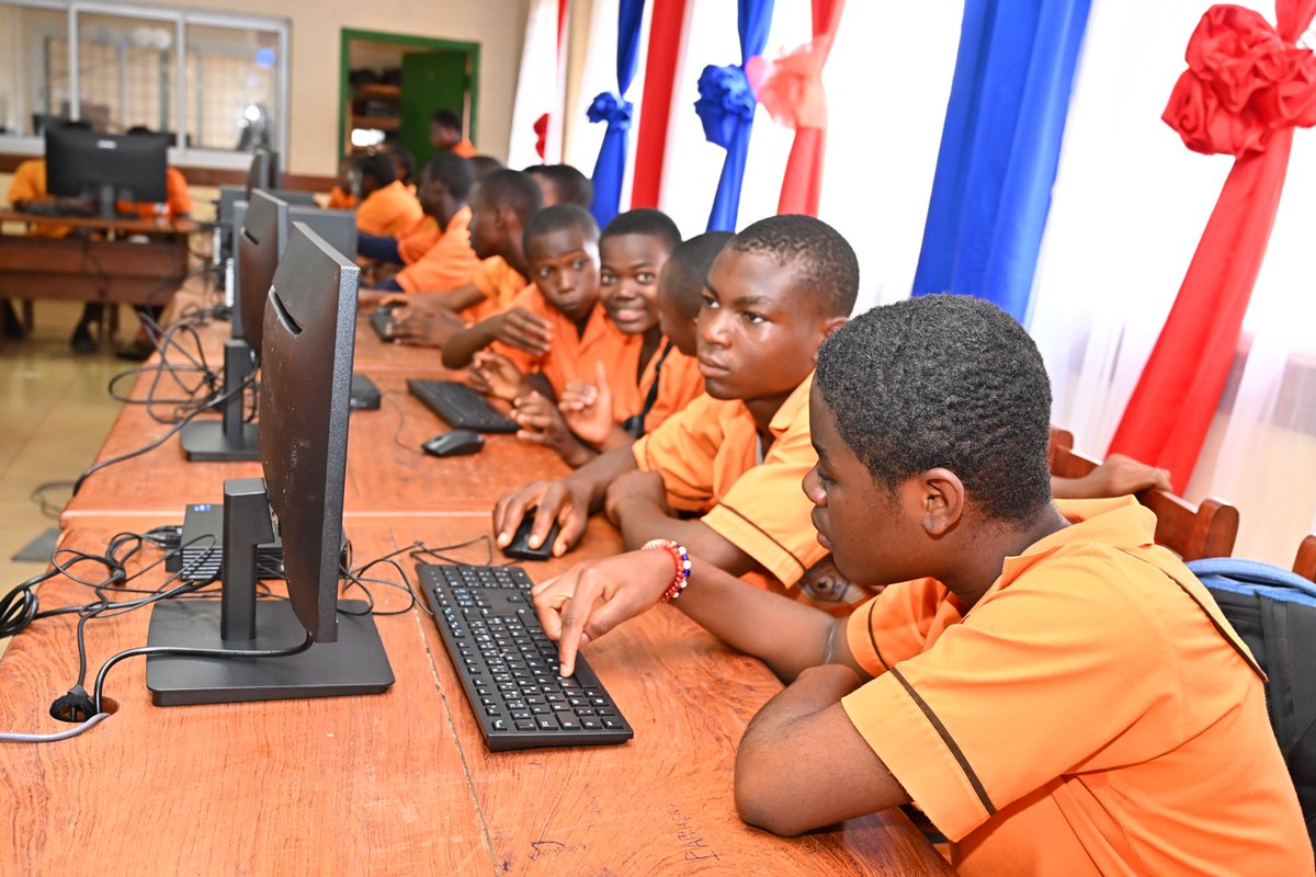 Cotco_SA's tweet photo. COTCO donates 25 new computers to Government Bilingual Technical High School Nkolbisson

#COTCO #CSR #Education #CommunityDevelopment #Digitalisation #SustainableDevelopment #Cameroon

https://t.co/f8FfYaLMwZ https://t.co/BIpkgz8K3W