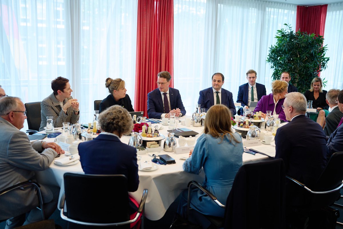 landnrw's tweet photo. Neue Beschlüsse zur Staatsmodernisierung: #NRW &amp; der Bund treiben Bürokratieabbau &amp; Digitalisierung konsequent voran. Bei einer auswärtigen Kabinettssitzung mit Bundesminister Wildberger in Berlin wurden weitere Beschlüsse zur Staatsmodernisierung gefasst. 🧵 (1/2) https://t.co/1TG2rsTji8
