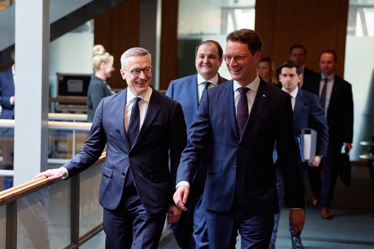 landnrw's tweet photo. Neue Beschlüsse zur Staatsmodernisierung: #NRW &amp; der Bund treiben Bürokratieabbau &amp; Digitalisierung konsequent voran. Bei einer auswärtigen Kabinettssitzung mit Bundesminister Wildberger in Berlin wurden weitere Beschlüsse zur Staatsmodernisierung gefasst. 🧵 (1/2) https://t.co/1TG2rsTji8