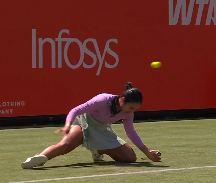 sbreyesdig's tweet photo. Two slips at Andy Murray Arena in one day 💔Vicky Mboko’s match ended in a walkover &amp; Alex Eala also slipped earlier. Please check the court surface for player safety.

#PlayerSafety #Tennis #AndyMurrayArena #VickyMboko #AlexEala https://t.co/kJZmxQ2EUd