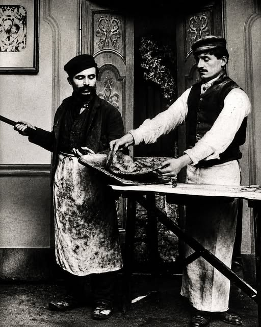 pierpi13's tweet photo. L'uomo nella foto cambiò il destino di un cibo da poveri... e senza saperlo creò uno dei simboli più famosi del pianeta.
Oggi la pizza è ovunque: da New York a Tokyo, da Buenos Aires a Sydney. Ogni giorno ne vengono consumate milioni. Eppure, alla fine dell'Ottocento, era considerata poco più che un pasto economico per il popolo napoletano.
Nei vicoli di Napoli, i lavoratori e i pescatori compravano pizze semplici, economiche e nutrienti. La più diffusa era la Marinara, preparata con pomodoro, aglio e origano. Nessuno avrebbe immaginato che quel cibo di strada sarebbe diventato uno dei piatti più amati della storia.
Poi arrivò il 1889.
Durante una visita ufficiale a Napoli, il re Umberto I e la regina Margherita di Savoia soggiornarono in città. Si racconta che la regina, stanca dei raffinati banchetti di corte, volesse assaggiare qualcosa che mangiava la gente comune.
Fu allora che il pizzaiolo Raffaele Esposito, titolare della Pizzeria Brandi, ebbe un'idea geniale. Preparò una pizza che non fosse soltanto buona, ma che rappresentasse l'Italia appena unificata.
Scelse il rosso del pomodoro, il bianco della mozzarella e il verde del basilico, gli stessi colori della bandiera italiana.
La regina ne rimase colpita e, secondo la tradizione, quella pizza venne battezzata in suo onore: Margherita.
Che la storia sia andata esattamente così o che alcuni dettagli siano stati romanzati nel tempo, una cosa è certa: da quel momento la pizza iniziò la sua straordinaria ascesa.
È affascinante pensare che uno dei più grandi successi gastronomici della storia non sia nato nei palazzi reali o nei ristoranti di lusso, ma tra i vicoli di Napoli, grazie all'intuizione di un uomo che trasformò un piatto umile in un simbolo nazionale.
Oggi la pizza Margherita è riconosciuta in ogni angolo del mondo. E tutto è partito da una semplice idea: mettere insieme tre ingredienti e raccontare una nazione con un solo morso.