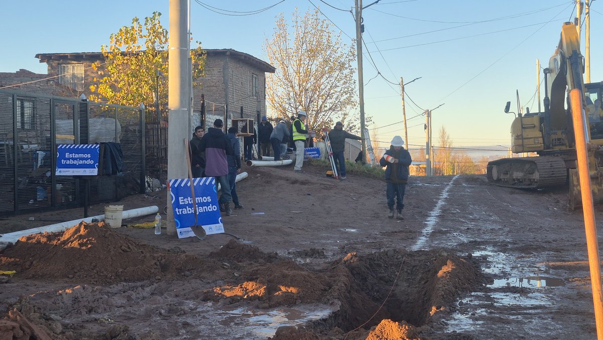 tanapasqualini's tweet photo. Recorrí la obra de red cloacal del sector Peumayen 🚧
Una obra que permitira a 347 familias poder acceder a este servicio esencial.
Seguimos avanzando con obras que generan equilibrio territorial, dignidad y mejor calidad de vida. #NeuquénCapital https://t.co/6QJC3cvIZM