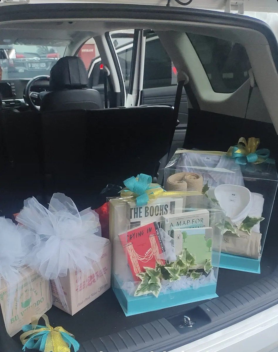vikockroach's tweet photo. Kado pertama istri pas jaman pacaran itu Seiko Presage Zen Garden. Smp sekarang tak pake udh baret2 krn prnh jatuh dr motor (jamnya aku jadiin daily driver). Dia jg pernah kasih angsul2 buku buat lamaran, parfum, gitar, dll. Aku ga sabar taun ini milih2 kado dan nerima kado. https://t.co/a7u68FocrJ