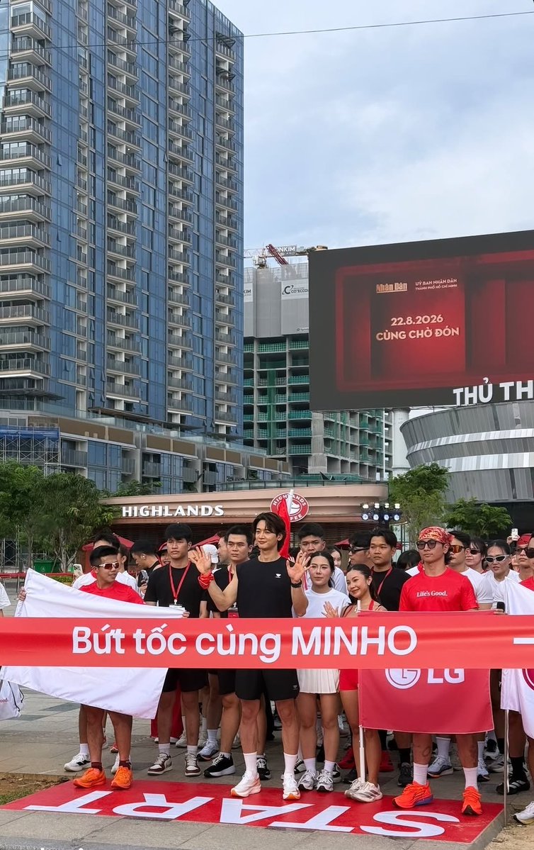 vantrelleon's tweet photo. Big thanks to LG for making my daily runs even more special by organizing this event with shawols in Thailand and Vietnam. I hope my pace wasn't too overwhelming and that everyone was able to keep up comfortably. https://t.co/uiS07paldS