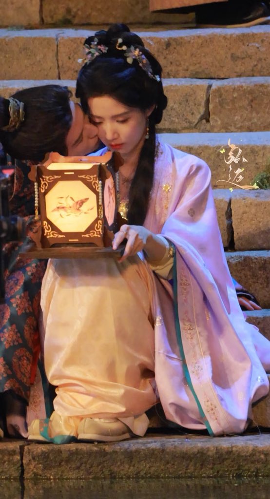 YJDWLYX's tweet photo. หนานอีจิ๋วมาก ออนจริงพี่หุยเกียมโดนชาวเน็ตเอดุเข่ตนะ หอมน้องแบบไม่ขอความยินยอมอะ6565555454554545 ดูหน้าชีอมทุกข์มาก ตัดภาพไปหุยหุยไม่สะอื้นสดชื่นด้วยซ้ำ เพราะถ้าไม่ใช้โอกาสนี้ก็ไม่มีโอกาสอื่นละ55555555 https://t.co/Tk1P58IsWj
