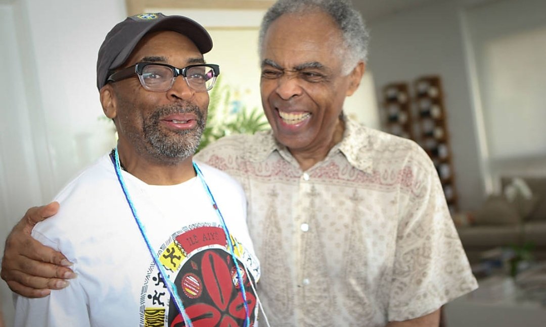SiteJamesons's tweet photo. Imagens do renomado diretor Spike Lee, nos Estados Unidos, completamente vestido com o verde e amarelo do Brasil, em plena Copa do Mundo, estão rodando o mundo.

O que muita gente não sabe é que a relação do diretor com o nosso país não é de hoje. Ela começou lá em 1995, quando veio ao Rio de Janeiro para gravar com Michael Jackson o clipe de They Don’t Care About Us, Spike mantém uma conexão constante com o Brasil.

Na época, políticos chegaram a criticar a escolha de filmar o clipe no Morro Dona Marta, em Botafogo, alegando que isso poderia “manchar” a imagem do Brasil. Mas o cantor e o diretor fizeram questão de mostrar a realidade da favela ao mundo.

De lá pra cá, Spike Lee voltou diversas vezes, colecionando encontros e fotos com celebridades e personalidades negras que lutam contra o racismo. Em 2025, recebeu até o título de Cidadão Honorário do Rio de Janeiro.

Se a Copa do Mundo de 2026 fosse um filme dirigido por Spike Lee, não tenho dúvidas de que o final seria com o Brasil levantando a taça do Hexa.