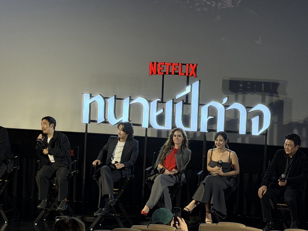 khajochi's tweet photo. 🔥 ทนายปีศาจ (The Evil Lawyer) ว่าที่ซีรีส์แห่งปีจาก Netflix

ต้องบอกว่าตอนได้เห็นตัวอย่าง “ทนายปีศาจ” เมื่อหลายเดือนก่อน ในใจคือบอกผ่าน ตัวอย่างดูไม่สนุกเลย แง๊ 😣

แต่พอวันนี้ได้ดู 3 ตอนแรกจากคำเชิญของ Netflix ต้องบอกเลยว่า สนุกมากกกกกก โคตรรรร ดี

และขอยกให้ทนายปีศาจ อยู่ระดับเดียวกับ “สงครามส่งด่วน” กับ “สาธุ” เลยฮะ

.

- สเกลหนังใหญ่มาก เดินเรื่องเร็ว ฉับไว สนุก 
- วิธีเล่าเรื่องมีกลิ่นอายสงครามส่งด่วนมากๆ ก็เพราะผู้กำกับคนเดียวกัน คือคุณไก่ ณฐพล บุญประกอบ
- เราจะรู้สึกขัดแย้งในใจตลอดเวลา ระหว่างความถูกต้อง ในแบบของตัวละครแต่ละตัว
- แคสถูกต้องหมดเลย ทั้ง 'หญิง' รฐา, ณัฏฐ์ กิจจริต หรือแม้แต่พี่กบ ทรงสิทธิ์ 

.

โชคดีตอนจัดงาน iCreator Camp เชิญคุณไก่ ผู้กำกับมาบรรยาย เลยได้คุยกันนิดหน่อย 

ทราบว่าการทำทนายปีศาจ ก็ใช้พลังงานมหาศาล ทีมงานสเกลใหญ่มาก ไม่ต่างจากสงครามส่งด่วนเลย 

รอบสื่อได้ดูแค่ 3 ตอน แต่หยุดไม่ได้จริงๆ เข้าฉายจริง 8 ตอนรวดวันพรุ่งนี้ 14.00 น.

แนะนำมากๆ
9.5/10

#EvilLawyer #NetflixTH  #ทนายปีศาจ