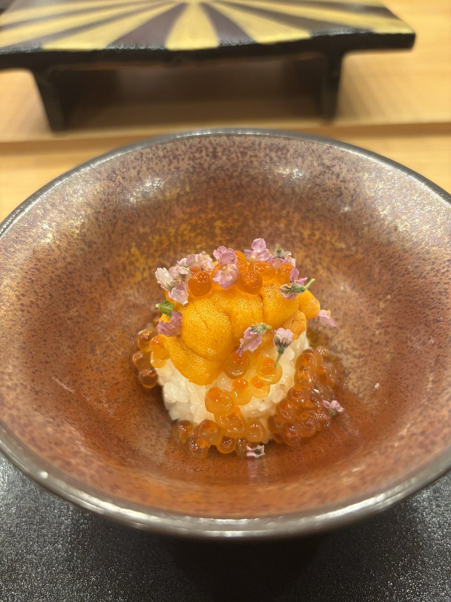 MaPRENene's tweet photo. キャッキャいいながら楽しく食べました　外国の人が喜ぶ日本のスシバーって感じの内装なんだけど、お料理はしっかり美味しいし接客もすごくいい。しかも飲み放題🙏
予約とるの大変だから、来月後半くらいに両親連れて行く〜🍣 https://t.co/DJtOZlP6jy