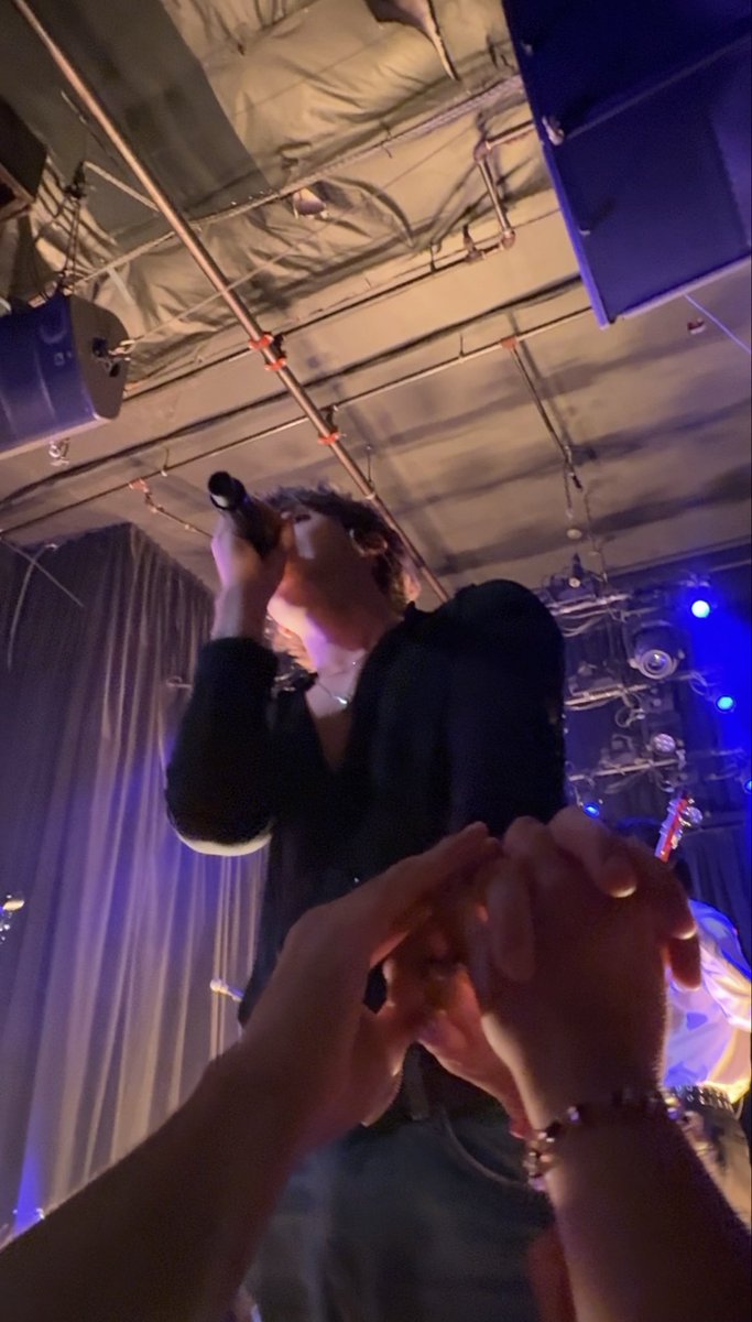 urjustdrunk's tweet photo. held my hand during swlyb … was shaking so bad after the show ended https://t.co/q6g9sgek5Y