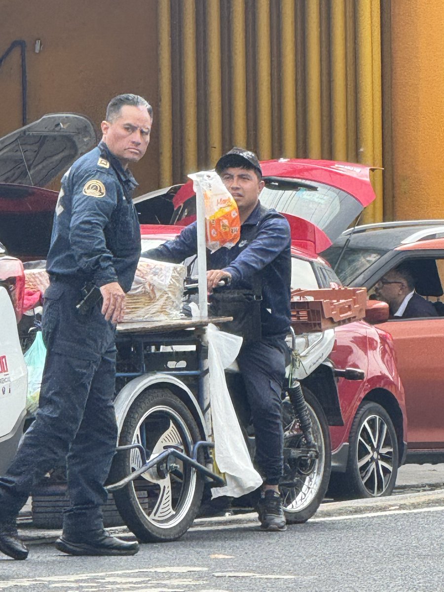 dory49999's tweet photo. @SSC_CDMX @BJAlcaldia pon a tus polis a trabajar no es de tránsito y está pidiendo dinero !! https://t.co/eQZKGFj0GW