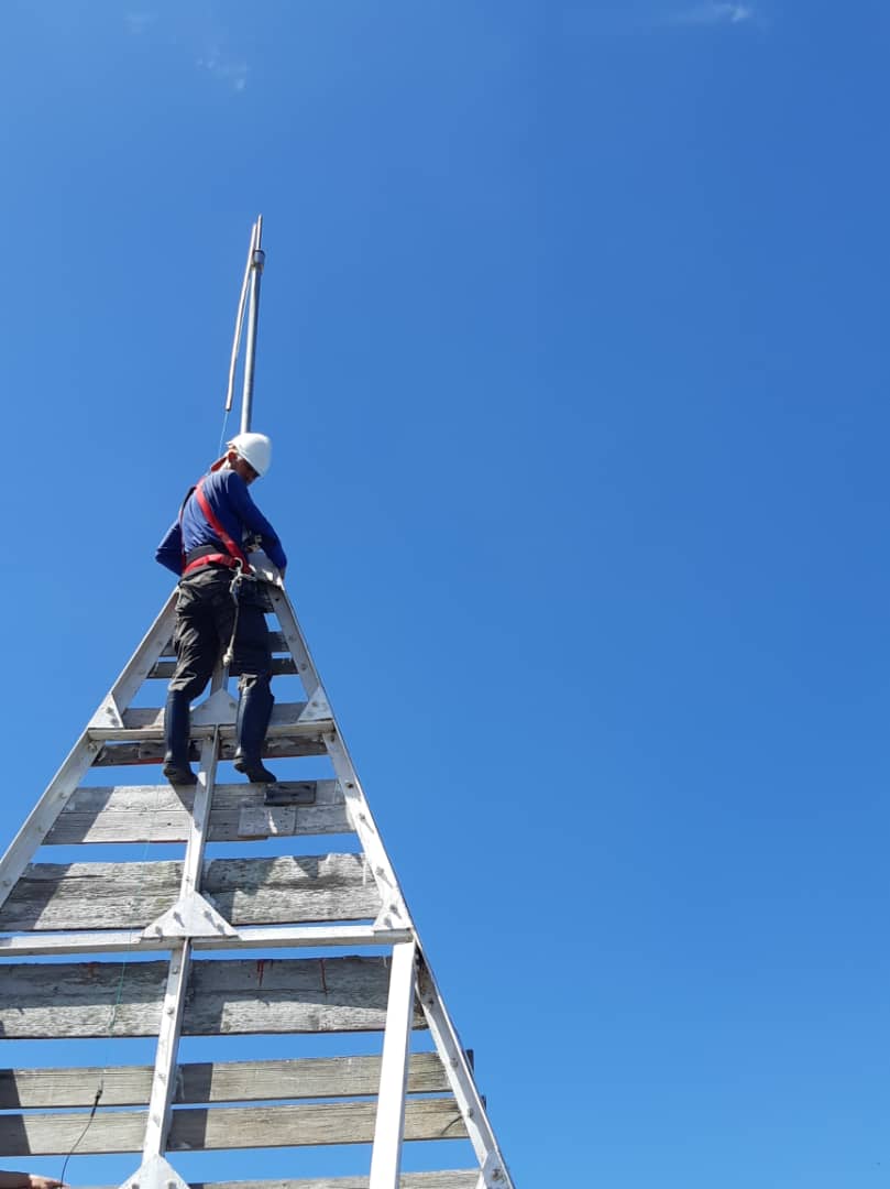 SEISACuba's tweet photo. En las imágenes, uno de nuestros técnicos cienfuegueros, realiza el mantenimiento preventivo de los pararrayos en las áreas de muelle, silos y molino principal de la empresa Cereales Cienfuegos.
#SEISA #GELECT #ExcelenciaOperacional #ConTodaSeguridad https://t.co/h1U2DwTGUA