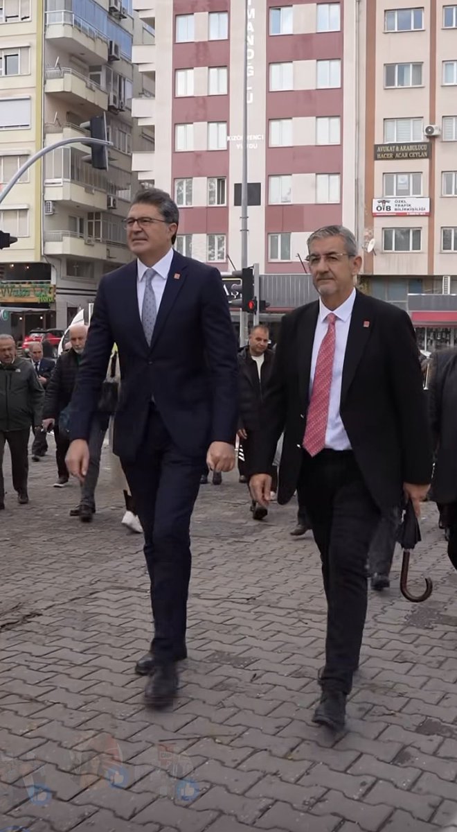 EKoybashi's tweet photo. Dostlara selam olsun
biz;
koltuğun değil mücadelenin,
teslimiyetin değil direnişin,
suskunluğun değil halkın sesinin tarafındayız.

Ve bilinsin ki;

“Dağ ne kadar yüksek olursa olsun,
yol onun üstünden geçer.”

Biz o yoldayız.
Dün de oradaydık,
bugün de oradayız,
yarın da orada olacağız.

Korkmadık.
Sinmedik.
Boyun eğmedik.

Bu yoldan bir adım geri atmadık, atmayacağız.
Çünkü haklı olanlar yorulur ama teslim olmaz.
Şimdi mücadele zamanı, şimdi iktidar zamanı.
@EnsarAytekin10 @eczozgurozel @chpilbalikesir