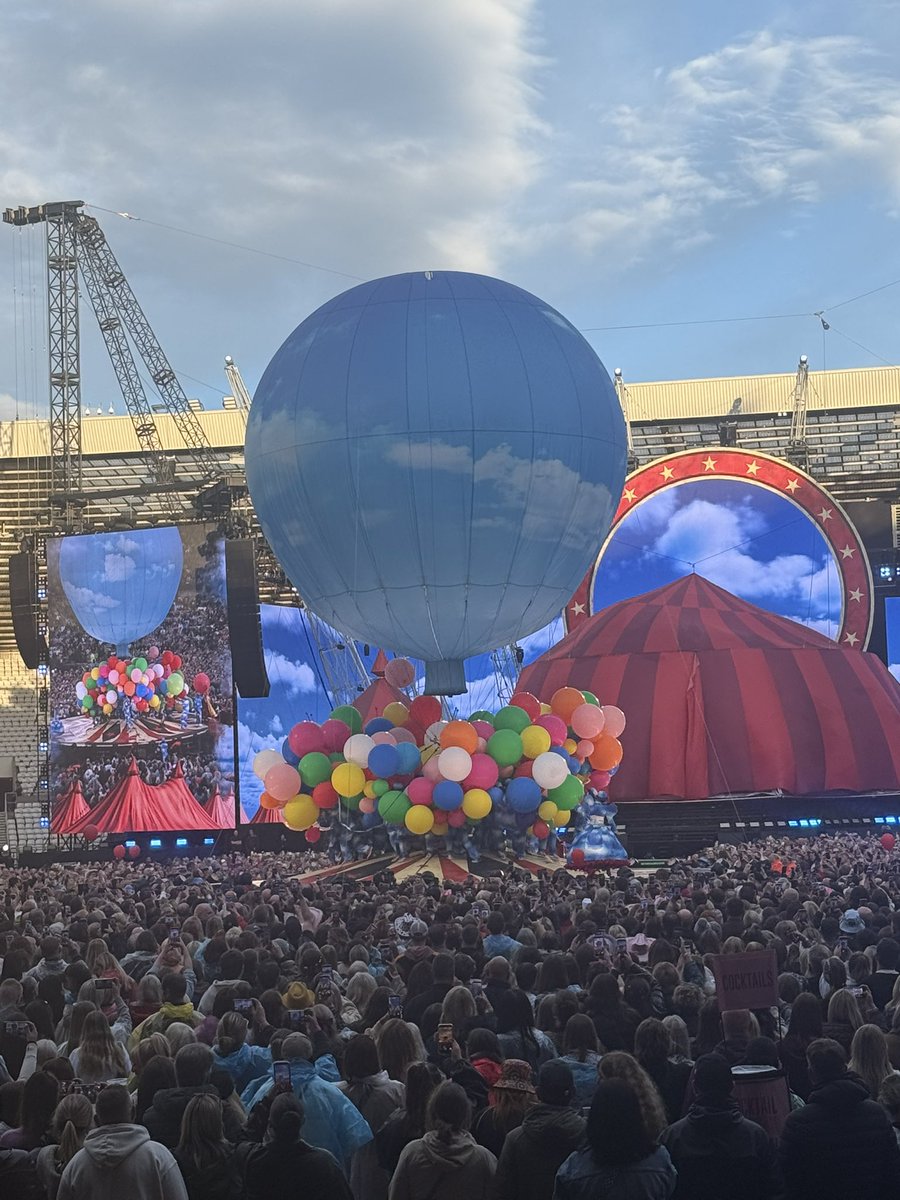 ghebehc's tweet photo. @takethat thank you for a fantastic night at Sunderland. Absolutely phenomenal https://t.co/rStBH9rVTE