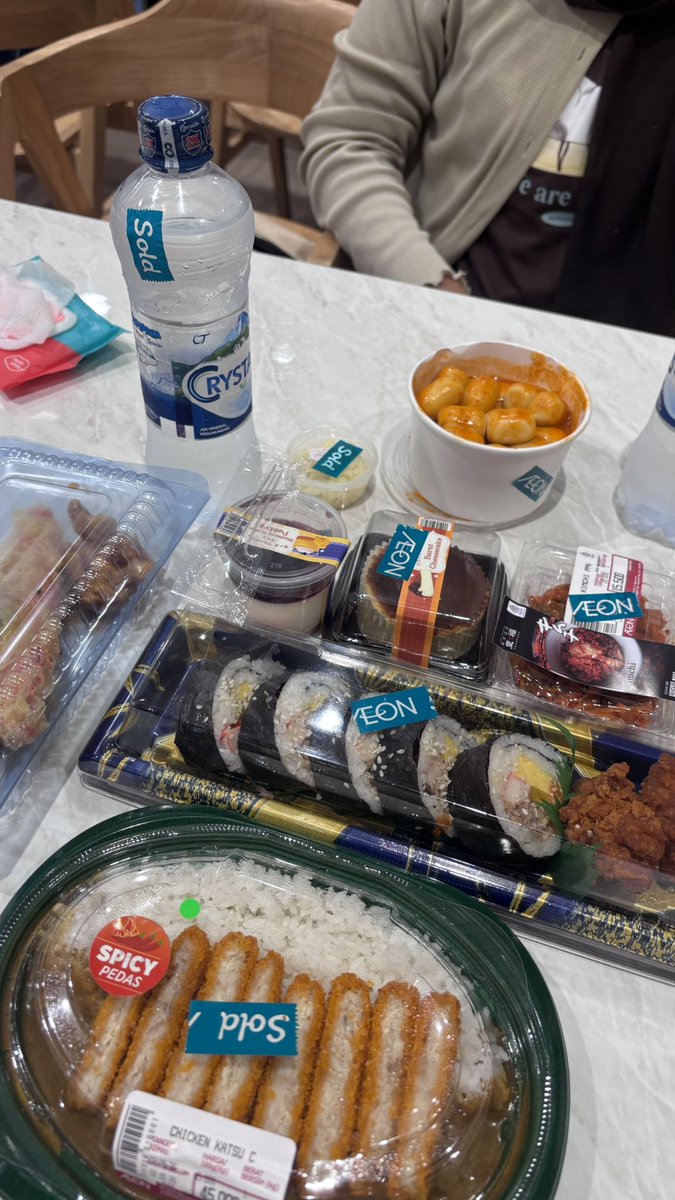 Dyywaaaaa's tweet photo. Nyom-nyom 🍽️ https://t.co/Uey2jkkvmB