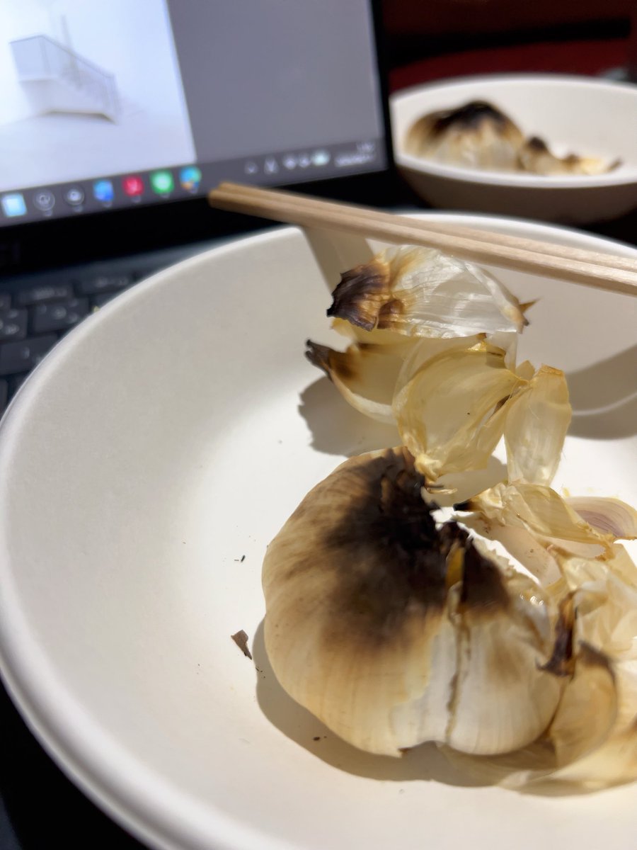 Rick321pen's tweet photo. 深夜に大学で課題しながらにんにく焼いて食ってる笑笑
明日の午後時間あるけど誰とも会えないわ笑笑 https://t.co/SpiVdGx5XP