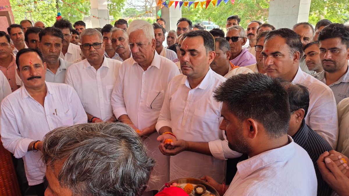 BJP4Rajasthan's tweet photo. माननीय प्रधानमंत्री श्री @narendramodi जी द्वारा राष्ट्रसेवा के संकल्पों को सिद्ध करते हुए निर्वाचित प्रधानमंत्री के रूप में ऐतिहासिक 4399 दिन का गौरवमयी एवं सर्वाधिक लंबा कार्यकाल पूर्ण करने के अवसर पर आज खंडेला विधायक श्री सुभाष मील ने विधानसभा क्षेत्र खंडेला स्थित चित्रकुट धाम निमेडा में ठाकुर जी व हनुमान जी की विधिवत पूजा-अर्चना एवं महाआरती की।

प्रभु चरणों में कृतज्ञता व्यक्त करते हुए प्रधानमंत्री जी के दीर्घायु, उत्तम स्वास्थ्य एवं निरंतर यशस्वी नेतृत्व की कामना की, ताकि उनके मार्गदर्शन में "विकसित भारत" का संकल्प शीघ्र साकार हो सके।

इस पावन एवं हर्षोल्लास के अवसर पर सभी भाजपा कार्यकर्ता एवं प्रबुद्धजन उपस्थित रहे।

#LongestServingElectedPMModi