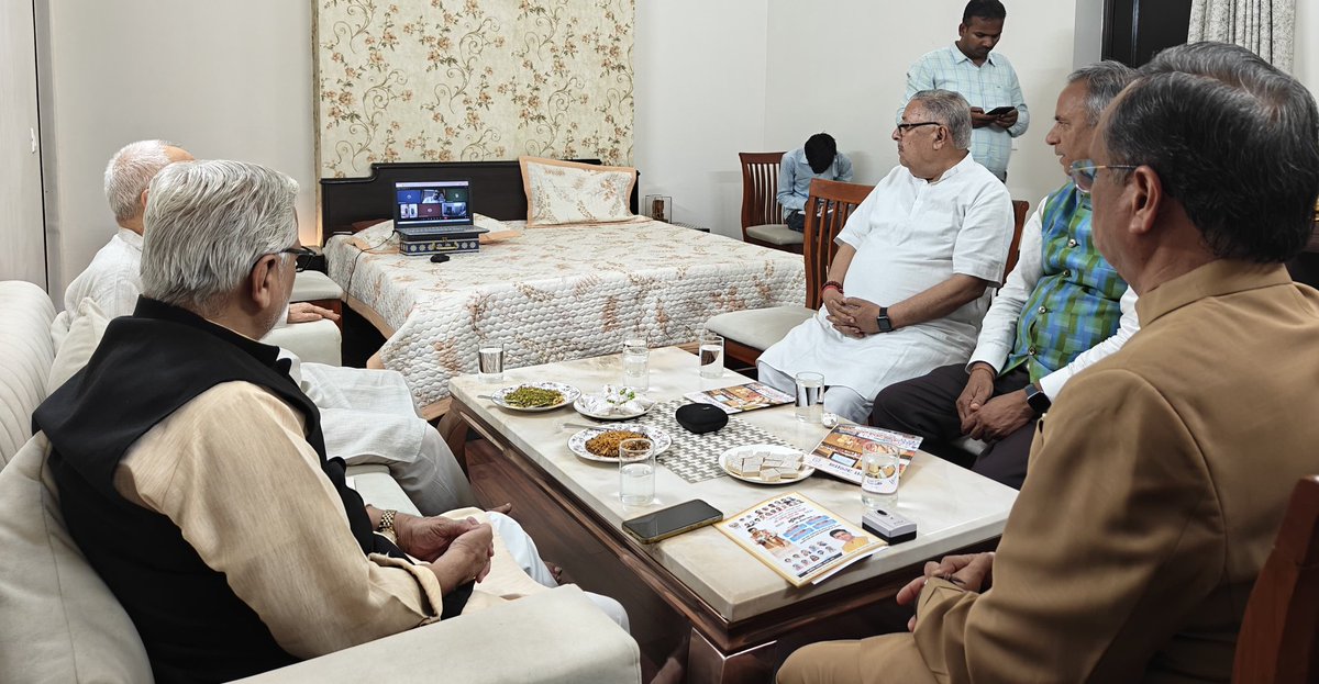atulkotharissun's tweet photo. भारतीय भाषाओं के विकास व विस्तार हेतु राज्यसभा के सांसद डाॅ दिनेश शर्मा के निवास पर आयोजित बैठक में प्रमुखरुप से रामबहादुर राय संतोष तनेजा अनील जोशी एवं आभासी माध्यम से रमेश पोखरियाल  अशोक वाजपेई,ए विनोद एवं अन्य महानुभावों ने सम्मिलित होकर इस अभियान को आगे बढ़ने हेतु विचार रखे। https://t.co/MgWQcm2JAA