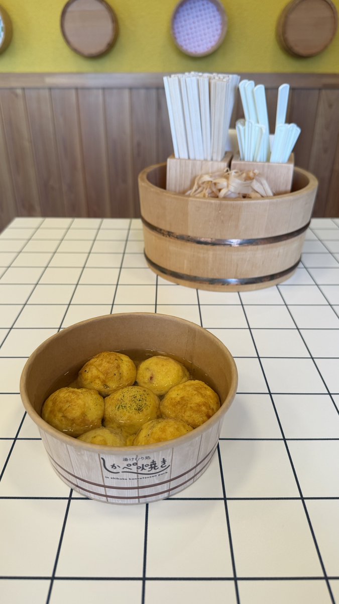 kamuikitano's tweet photo. 「こっちは鹿部だ‼️」
北海道・鹿部町の道の駅が楽しすぎるっ‼️温泉が15mも噴き上がる「間歇泉」を見ながら足湯に浸かれる♨️
食堂では名物の「鹿部たらこ」を大満喫！
さらに温泉の蒸気でジンギスカンや海鮮をセルフで蒸せる場所まであるにゃ。WBC戦士・伊藤大海投手の聖地でもあって神スポットすぎるべさ⚾️

「しかべ焼き」は絶対食べてにゃ！見た目はたこ焼き…でも中身は超ジューシーな「湾内ホタテ」が丸ごとゴロッと入った贅沢すぎるご当地グルメだべさ！特製の根昆布だしダレが絡んで激ウマ😽

「間歇泉で蒸したい食材は何？」