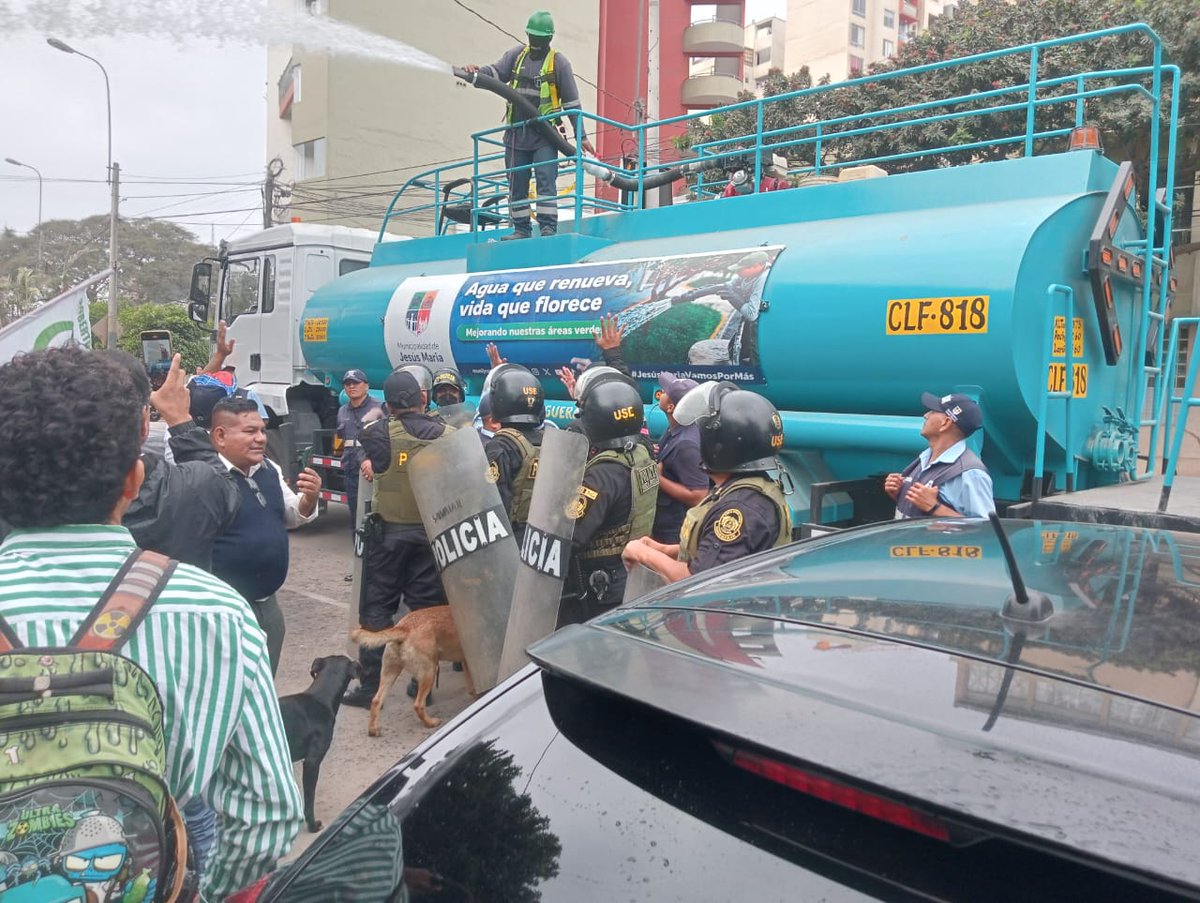 JaimeHerreraCaj's tweet photo. #PerúDecide ciudadanos acamparon frente al local del Jurado Nacional de Elecciones a manera de "alerta" y la municipalidad de Jesús María envió camiones cisterna e inundó la zona incluso arrasando las carpas de los manifestantes llegados de todo el Perú 
@teleSURtv https://t.co/dm2NNDIxdm