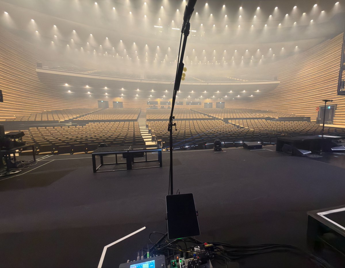 rafmafma_gt's tweet photo. 昨日はジグザグ復活の一本目 熊本でギターでした！声ガサガサですみません！🧟
みんなが誕生日プレゼントくれたんですがハイセンスすぎて笑ってしまった https://t.co/6rySMVQ7t8
