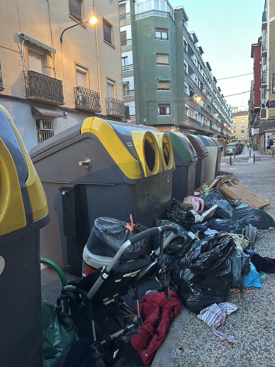 SocialistasZGZ's tweet photo. Chueca: Zaragoza está SUCIA.

📸 Calle Pamplona Escudero https://t.co/DQxaE94s4R
