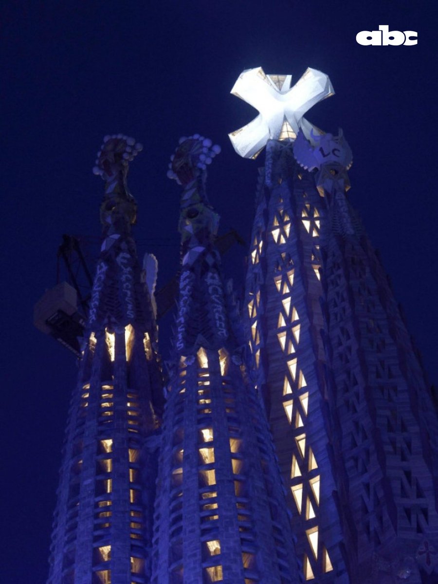 ABCDigital's tweet photo. #ABCMundo | El papa León XIV bendijo la Torre de Jesús de la Sagrada Familia de Barcelona, la iglesia más alta del mundo, en una celebración en la que destacó el templo como signo de unidad y concordia ante los reyes y el presidente del Gobierno de España.
📸EFE/AFP
📹Vatican Media
📲 https://t.co/5X9h4CwySB