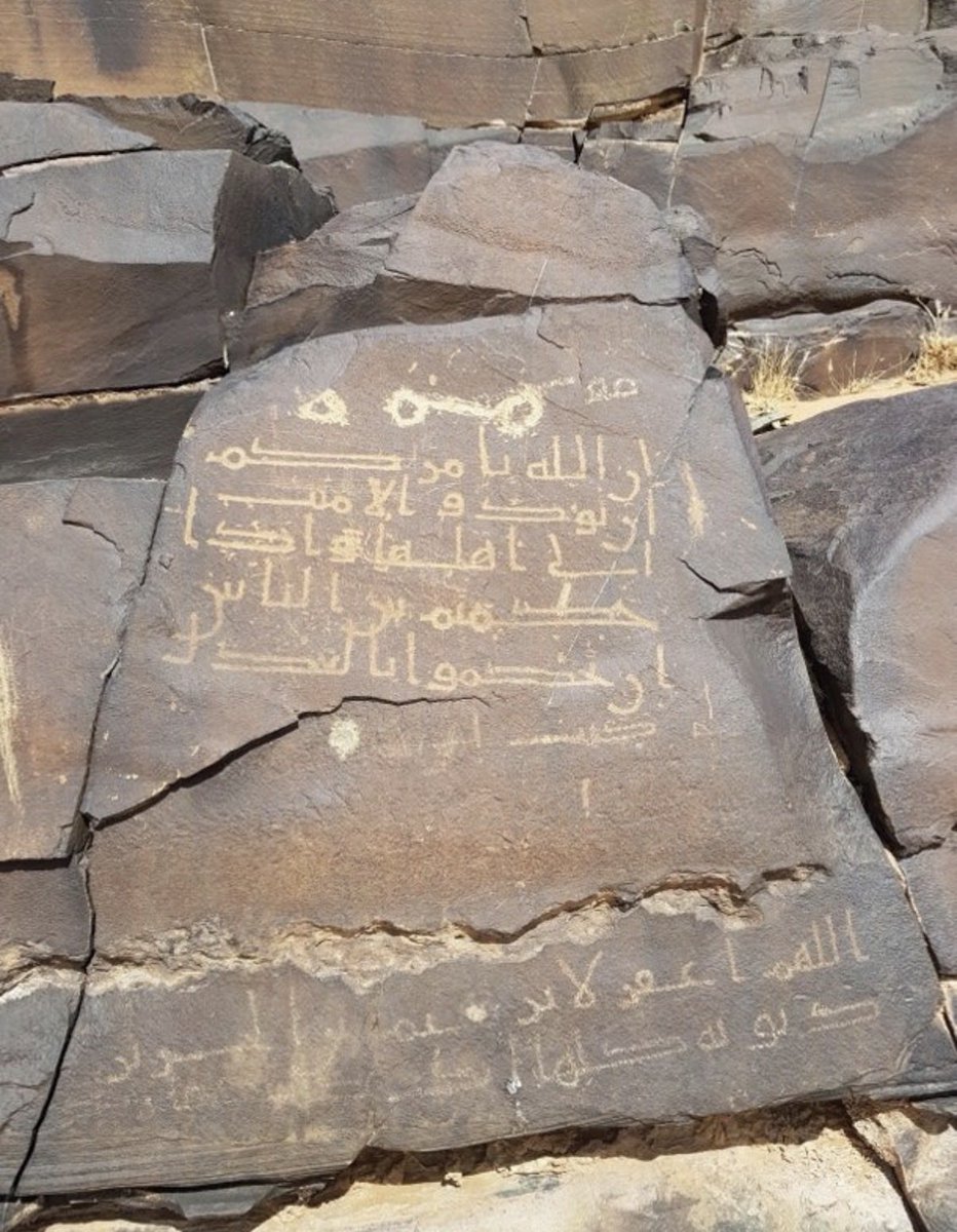 oooou91's tweet photo. عندما يُعلن عن اكتشاف أثري، يتوقع الناس العثور على مدينة مطمورة أو موقع ظل مخفيًا تحت الرمال لقرون طويلة. أما أن تكون التراكيب الحجرية الضخمة قائمة فوق سطح الأرض، مرئية بوضوح، ثم يُقال إنها “اكتشاف حديث”، هنا التشكيك في محله 

على مدى قرنين كاملين، جاب المستشرقون والرحالة وعلماء الآثار هذه المناطق، ووثقوا الجبال والوديان والنقوش والآثار، بل وتمكنوا من العثور على مواقع كانت مدفونة بالكامل تحت الرمال. فكيف فشل كل هؤلاء في ملاحظة منشآت حجرية هائلة الحجم لا تحتاج إلى حفريات ولا إلى أجهزة متطورة لرؤيتها؟ وكيف تحولت فجأة إلى “اكتشاف” في العصر الحديث؟

الأكثر إثارة للريبة أن بعض النقوش والخطوط الظاهرة على الحجارة تبدو حديثة نسبيًا مقارنةً بالعمر الذي يُراد إضفاؤه على الموقع

فما كان ظاهرًا للعيان لعقود طويلة لا يتحول تلقائيًا إلى اكتشاف لمجرد أن جهة ما قررت تسويقه بهذه الصفة. والادعاءات الاستثنائية تحتاج إلى أدلة استثنائية 
عمر من الشخصيات التي ليس هناك دليل على وجوده 

#السعودية