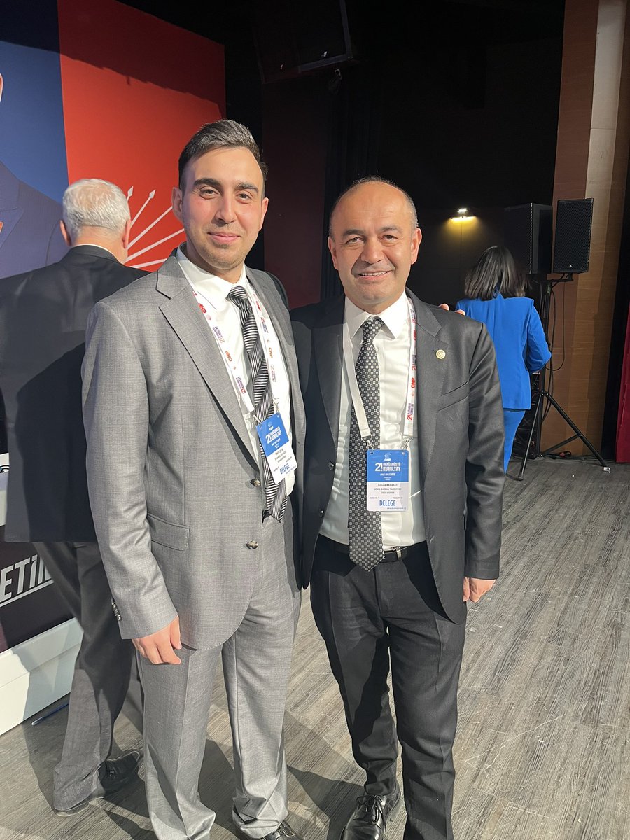 omercelikchp's tweet photo. İktidar ortağı olan mutlak butlancı yapı, mahkeme kararıyla oluşturulan sözde MYK’nın kararıyla 9 milletvekilimizi ihraç talebiyle disipline sevk ediyor. 

Öyle bir iş bilmezlik içindeler ki, milletvekillerinin ihracı için Parti Meclisi kararı gerektiğini dahi bilmiyorlar. Topladıkları kalabalıkların slogan atmayı bile beceremediği düşünüldüğünde, sözde yöneticilerinin bu beceriksizliği de şaşırtıcı değil.

47 yıl sonra Türkiye’nin birinci partisi olmuşuz. Önümüzdeki ilk seçimde iktidara geleceğimizi yedi düvel biliyor.

Cumhurbaşkanı adayımız cezaevinde, belediye başkanlarımız cezaevinde, parti yöneticilerimiz cezaevinde. Milletvekillerimize fezlekeler yağıyor. Bizi durdurmaya güçleri yetmeyince, siyasi yargı eliyle partimize kayyum atadılar.

Sarayın atamasıyla gelen işbirlikçi butlan yönetimi bugün usulsüzce milletvekillerimizi ihraç etmeye çalışıyor. 

9 değerli milletvekilimizden biri Sayın Özgür Karabat. Partimizde mahalle başkanlığından başlayarak ilçe başkanlığı yapmış, belediye başkan adayı olmuş, Genel Saymanlık gibi partimizin en üst kurullarında görev almış, Sağlığını dahi çoğu zaman ikinci plana atarak partimizin emanetine gözü gibi sahip çıkmış bir isim bugün ihraç edilmek isteniyor.

Ancak herkes bilsin ki; CHP, emek verenlerin, mücadele edenlerin ve bedel ödeyenlerin partisidir. 

Dün olduğu gibi bugün de örgütümüz, partisine yıllarını vermiş yol arkadaşlarının yanında olmaya devam edecektir. 

Aldığınız hiçbir kararın ne örgüt nezdinde ne de millet nezdinde bir geçerliliği vardır.

Asla pes etmeyeceğiz. Millet de sizi affetmeyecek.