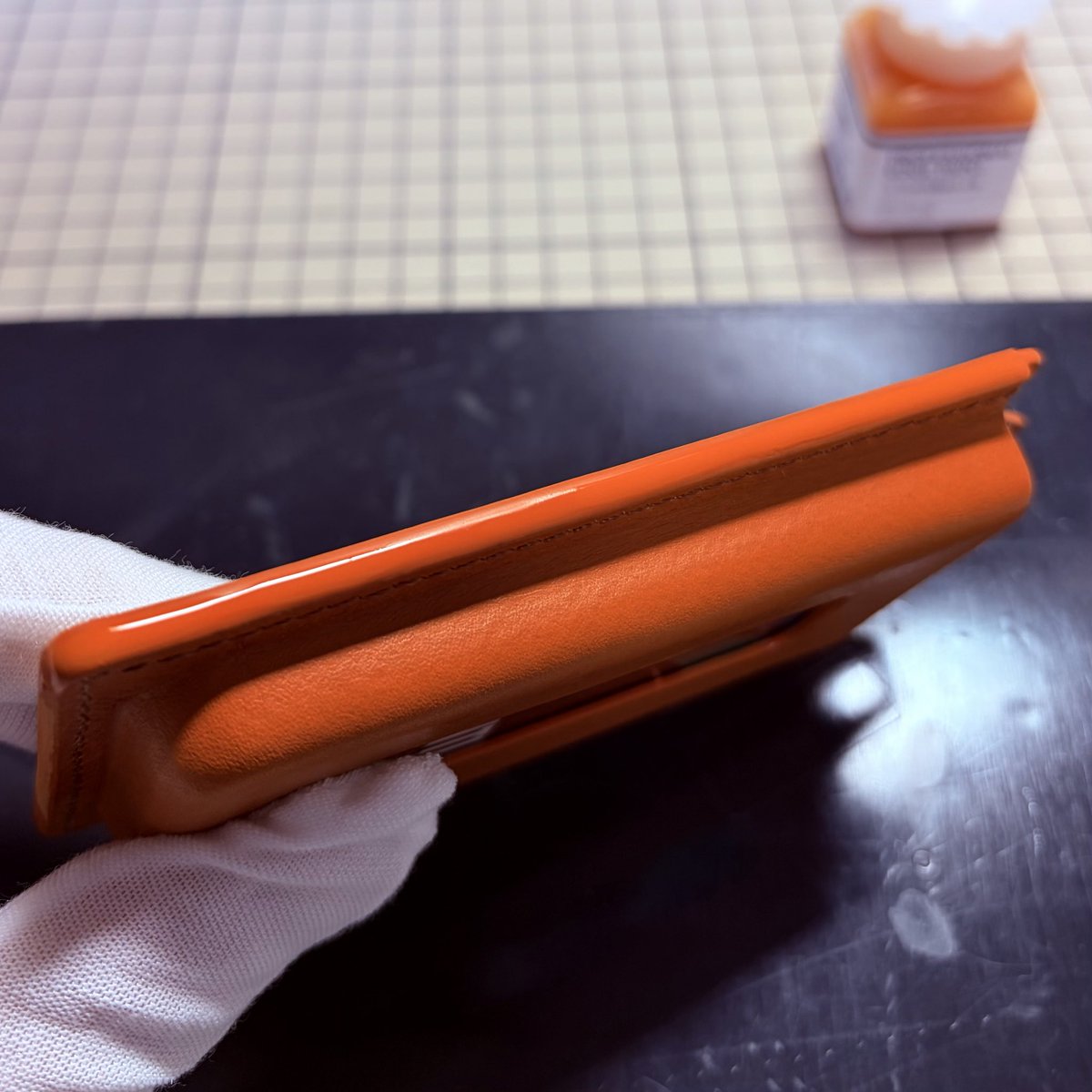 96_works's tweet photo. IDカードwithミンティアケース作成中！

コバ磨き・処理の作業中です。
フェニーチェ→磨き→フェニーチェ
を繰り返してます✨

なかなか凹みがなくならない🧐
磨きが足らないのでしょうか？
左は乾燥後、右は塗り立てです。

#leathercraft #IDカードケース　#ミンティアケース #会話が生まれる革小物 https://t.co/ZUm5wiZWie