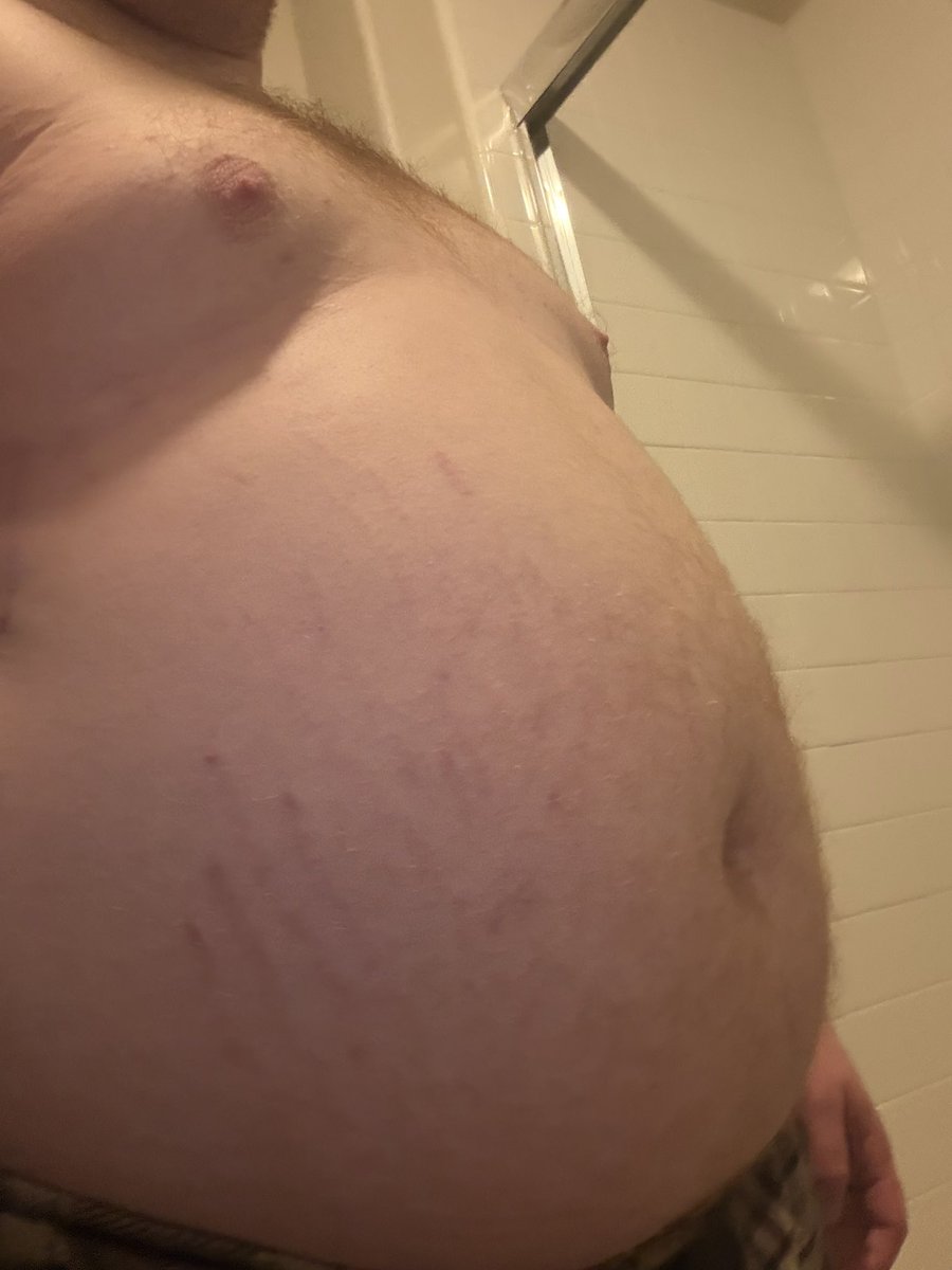 Red_gainer's tweet photo. Where’s all the guys into bigger men. Anyone wanna chat? #gainer #feedee https://t.co/GucsF6xNZq