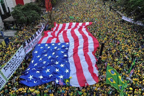 PedroRonchi2's tweet photo. Pesquisa mostra que o povo considera o Lula mais patriota do que o Flávio Bolsonaro. Demorou, mas finalmente o povo está enxergando que a família bolsonaro é lesa-pátria. https://t.co/tLBUC1hADW