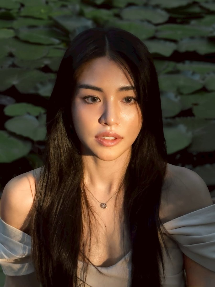 capdepara14's tweet photo. BRO SHE'S SO GORGEOUS!! GMM WHAT ARE YOU DOING?? GIVE HER A WOMAN TO KISS, DON'T LET HER BE A BACKBURNER https://t.co/A8sIkMJ8gr