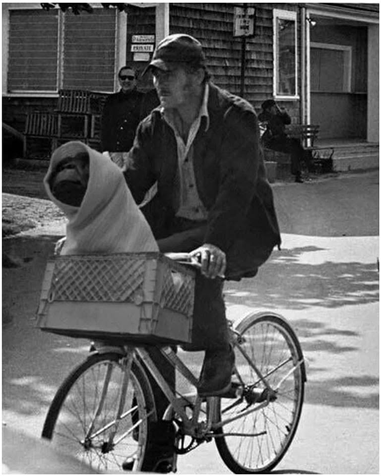 thedailyjaws's tweet photo. Quint from #JAWS showing E.T. the way to phone home. #StevenSpielberg's E.T. - the Extra-Terrestrial landed on US cinema screens 44 years ago today. https://t.co/ahzQadSkx0