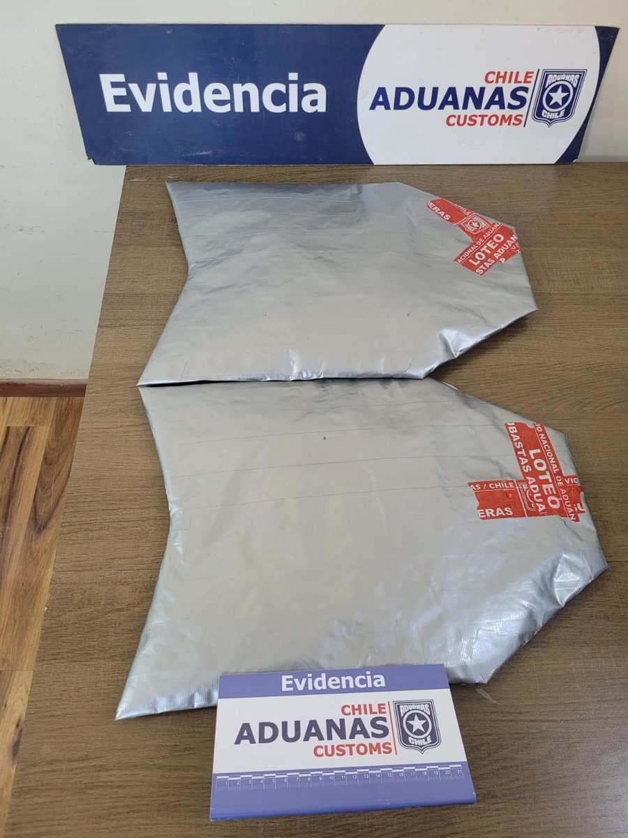 AduanaCL's tweet photo. 🚫🧳 En Ollagüe, equipos de Aduanas detectaron 4,380 kilos de base de cocaína ocultos en dobles fondos de maletas. Dos pasajeras provenientes de Bolivia fueron puestas a disposición de la @PDI_Antofagasta https://t.co/KYW98XGGaZ https://t.co/zTQIdVtlKj